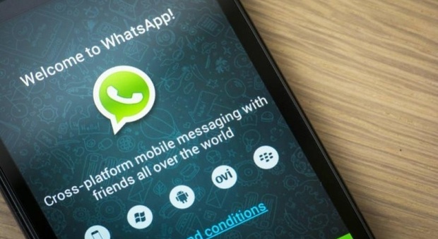 Whatsapp, la postale: "Attenti a questo messaggio, un virus che infetta lo smartphone"