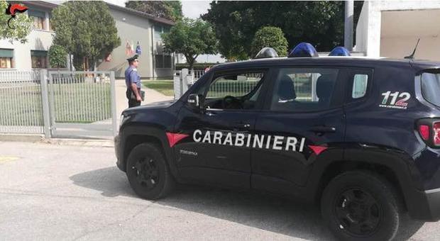 Due rom di 25 e 49 anni aggrediscono i bambini nella scuola elementare del Padovano: «Avete fatto cadere nostro nipote»