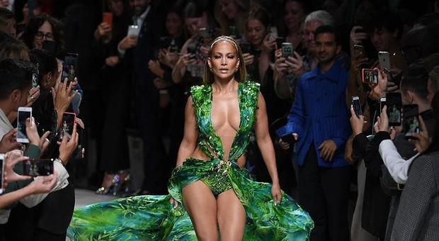 Versace in causa contro l'azienda americana: «Hanno copiato il Jungle Dress indossato da Jennifer Lopez»