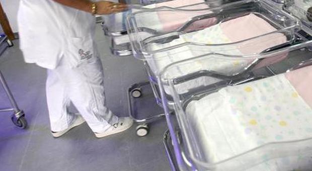 Neonata muore in ospedale, le urla disperate della mamma nigeriana disturbano i pazienti: «Fatela tacere, s*****a»
