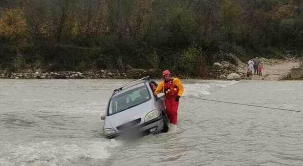 Guada il fiume con l'auto e resta in panne: soccorso dai vigili del fuoco