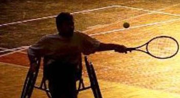 Disabile gioca a tennis in carrozzina