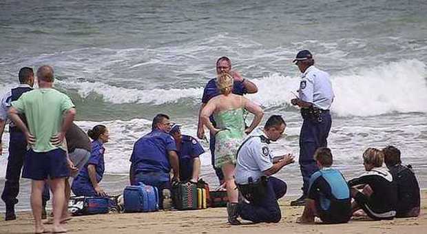 I soccorritori sulla Campbell's Beach (Foto Frank Redward - Sydney Morning Herald)