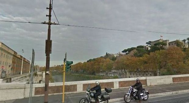 Roma, si getta nel Tevere da ponte Sublicio: salvato