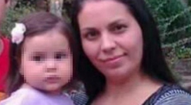 Bimba di 2 anni trovata in fin di vita in una fogna: è stata tre giorni vicino al cadavere della mamma