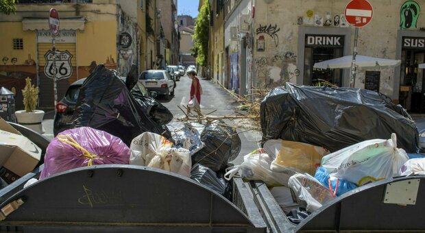 Roma, Pigneto sommersa dai rifiuti «Non raccolti dopo la movida»