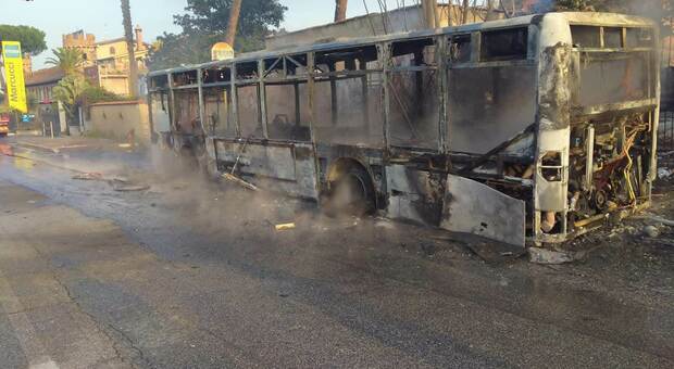 Roma, autobus Atac prende fuoco in via Tuscolana: nessun ferito
