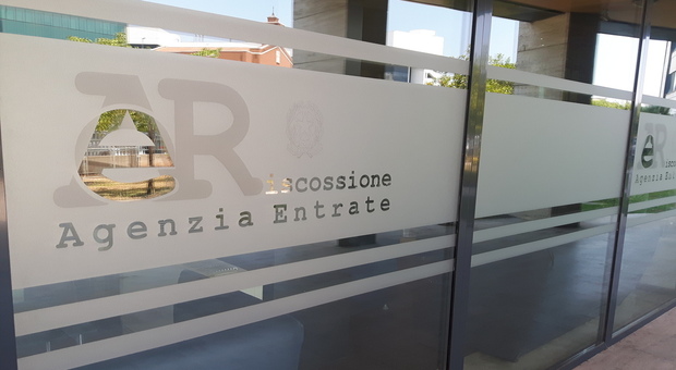 Cassiere dell'Agenzia delle entrate di Perugia fa la cresta sulle cartelle esattoriali: rubati 56mila euro. Ecco come faceva