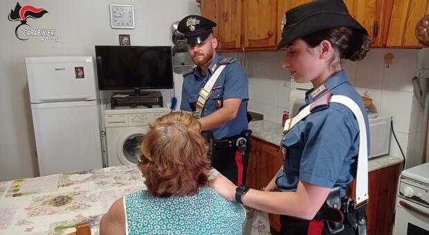 Carabinieri a casa di un'anziana truffata per cercare indizi sulla banda