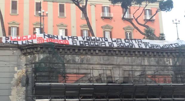 Napoli, striscioni degli ultrà contro la cittadinanza a Maradona