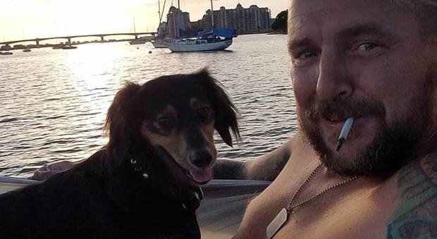 Florida, cane cade da una barca a vela, nuota per 5 km e si ricongiunge con il padrone