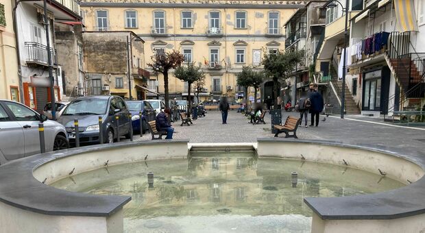 Napoli Est, piazza De Franchis a Barra diventa parcheggio dopo il recente restyling