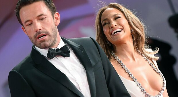 Jennifer Lopez aggiunge il cognome Affleck dopo il matrimonio, negli Usa scoppia la polemica: «Colpo al femminismo»