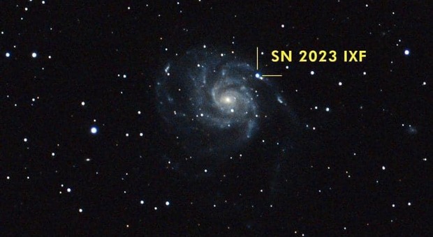 Fotografa l'esplosione stellare Supernova distante 21 milioni di anni luce