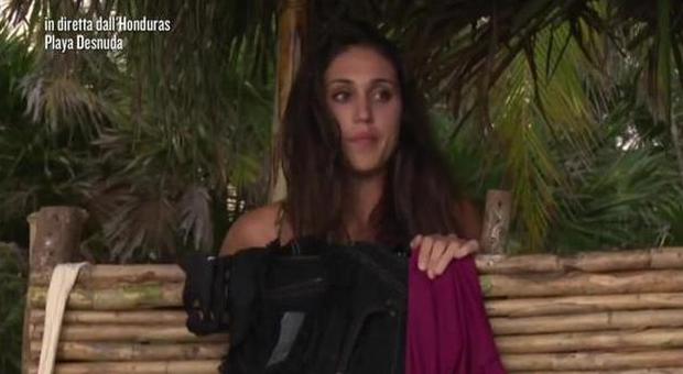 Cecilia Rodriguez sbarca sull'Isola gareggerà nuda su Playa Desnuda