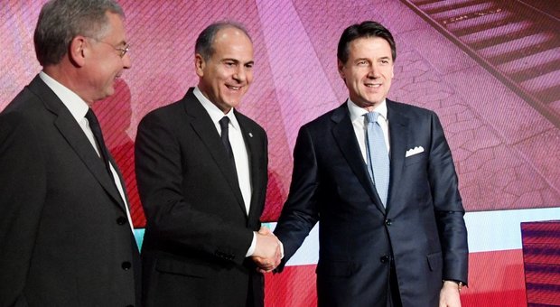 Gianfranco Battisti, amministratore delegato di Fs, al centro, con il premier Giuseppe Conte, a destra, e il presidente di Fs Gianluigi Castelli a sinistra