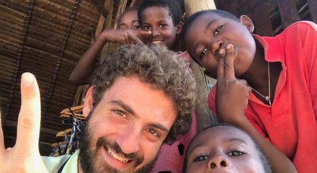 Valerio, volontario dalla parte degli ultimi: «Riciclo la plastica nei villaggi dell'Africa»