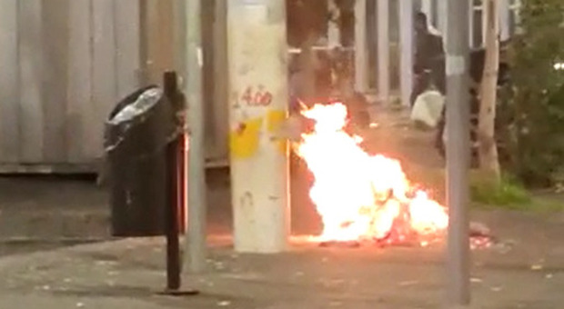 Napoli, balordo dà fuoco a un cumulo di rifiuti in piazza Garibaldi