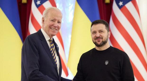 Biden è in Ucraina, visita a sorpresa a Zelensky: «La democrazia resiste». Allarme aereo in tutto il paese