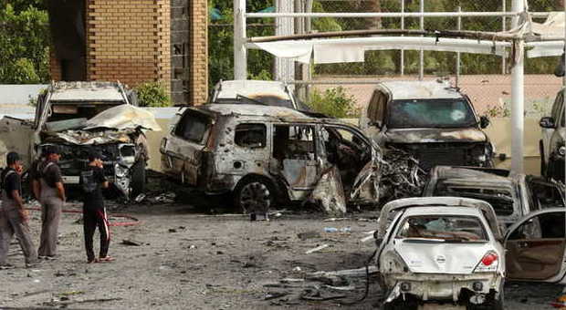 Terrore a Baghdad, autobomba contro hotel di lusso: almeno 15 morti