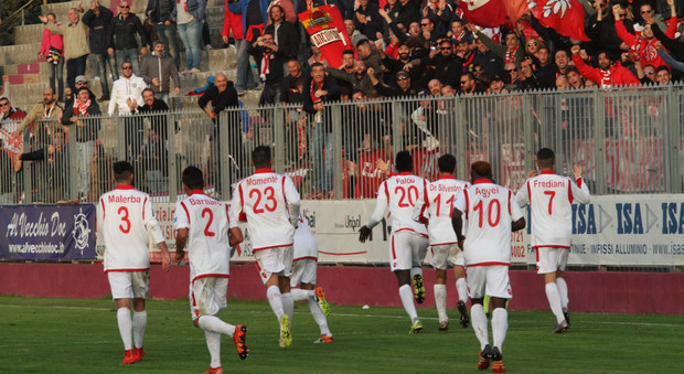 L'Ancona in azione nel recente derby di Fano