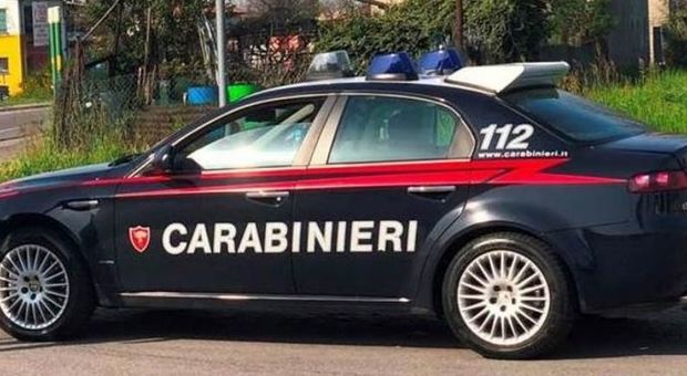 Non si ferma all'alt, sperona i carabinieri: patente mai avuta, e in auto 7 coltelli