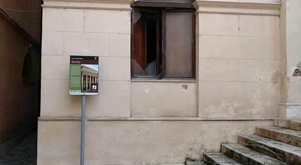 Il Verdi preso di mira dai vandali tirati sassi contro una finestra