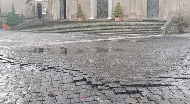Piazza San Lorenzo, pavimentazione rialzata: la sorpresa sotto la pista di ghiaccio