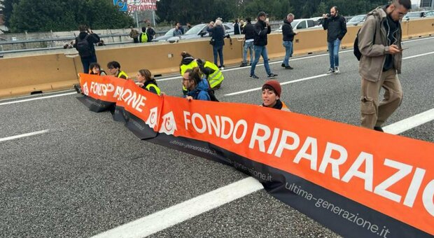 Ultima generazione blocca l'autostrada Torino-Milano, gli attivisti si incollano all'asfalto: «Non ci spostiamo». Automobilisti infuriati