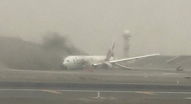 Atterraggio di emergenza sul volo Emirates: aereo in fiamme all'aeroporto di Dubai