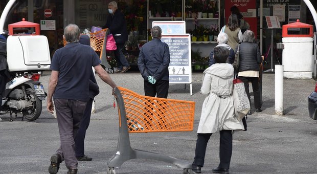Supermercati, esplode la polemica: «Non chiudeteli in anticipo, così aumentano resse e tensioni»