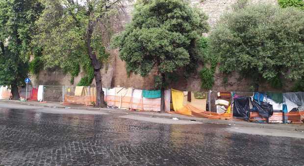 La tendopoli a via di Porta San Lorenzo (foto GIANNETTI/TOIATI)