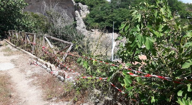 Vandali in azione a Baia, distrutta una terrazza panoramica sul Tempio di Diana