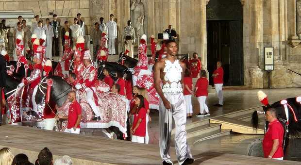 Dolce & Gabbana uomo, la sfilata nel cuore di Ostuni tra i cavalli di Sant'Oronzo