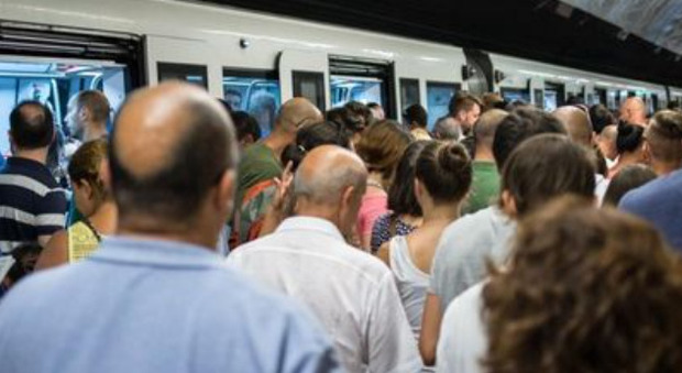 Roma, ancora disagi sulla metro A: tratta chiusa per infiltrazioni d'acqua, passeggeri sfiniti