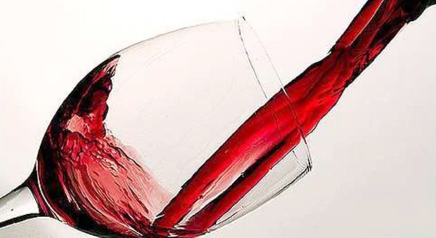 Un bicchiere di vino rosso