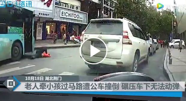 Padre e figlio vengono travolti da un bus mentre camminano in strada, il video choc