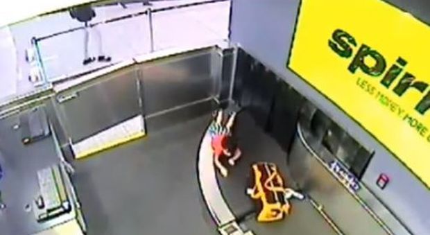 Bimbo di due anni sfugge alla mamma e finisce sul nastro bagagli: choc in aeroporto VIDEO