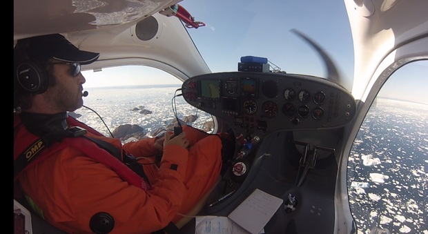 Roberto Bisa in volo sul mare di Groenlandia