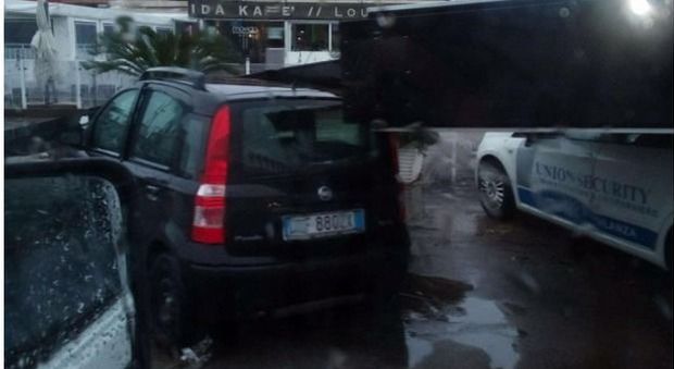Maltempo Campania, vigilanti vivi per miracolo: insegna di un bar cade sulla macchina