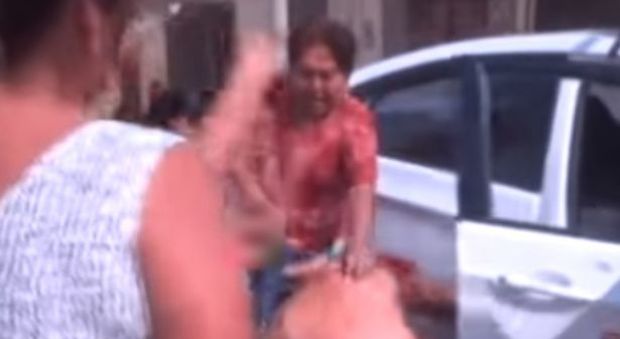 Pedofilo sorpreso nella cameretta di una bimba di 10 anni, 5 donne lo bloccano e lo picchiano in strada: le immagini