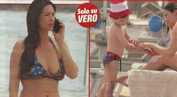 Manuela Arcuri mamma tutte curve: le foto in spiaggia col figlio Mattia
