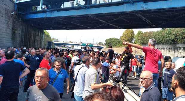 Napoli, la rivolta della Whirlpool: operai in piazza, bloccata l'autostrada Napoli-Salerno