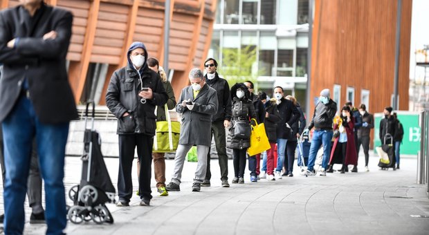 Coronavirus a Milano, nuovo assalto ai supermercati: code di un'ora e mezza. In fila: «Speriamo che non chiudano»