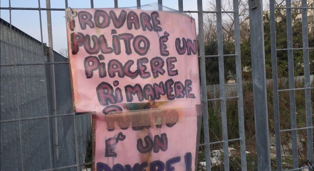 Napoli, il piazzale del metrò di Bagnoli nel degrado: «Subito interventi di pulizia»