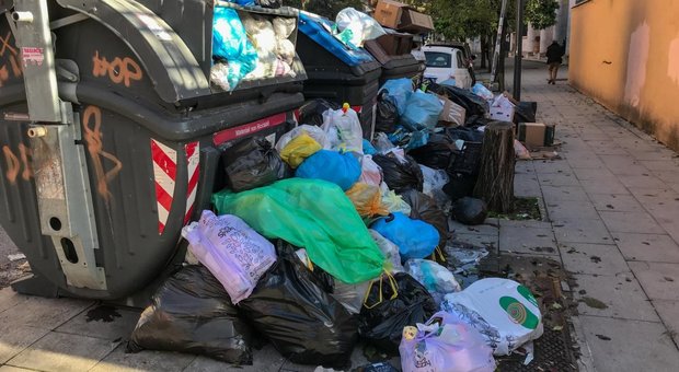 Un’immagine dei giorni scorsi in via Verona ricoperta dai rifiuti
