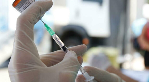 Medici no vax, nuova beffa a Roma: «Non riusciamo a sapere chi sono, impossibile sospenderli»