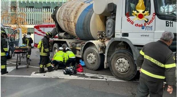 Ciclista investita da una betoniera a Milano: gravissima una marchigiana di 66 anni (foto Vigili del fuoco)