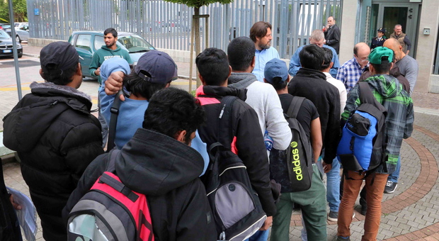 Profughi migranti in fila alla Questura