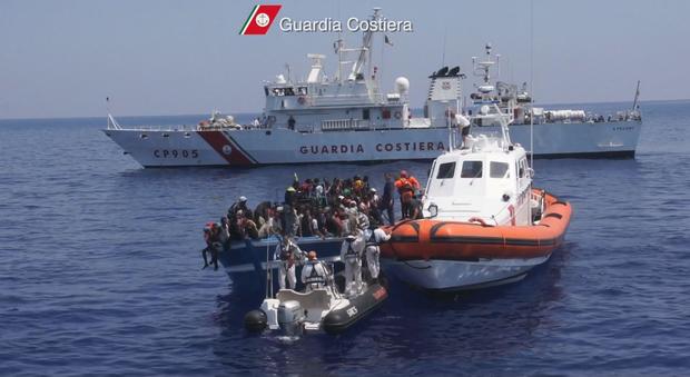 La “Nave Peluso” sbarca a Gallipoli, sosta tecnica dopo il salvataggio di 377 migranti
